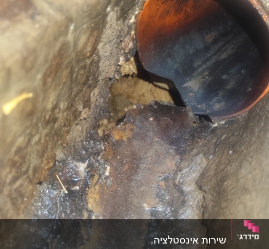 צינור חלוד עם נזילה ותיקון פגום